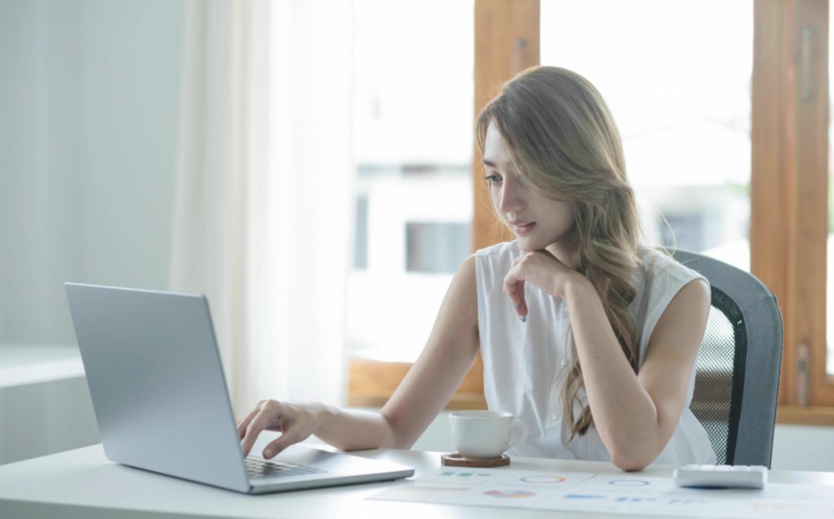 Espacio de trabajo organizado para planificación financiera